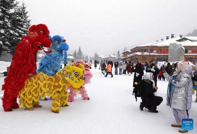 Người dân xem múa lân chào năm mới tại TP Mẫu Đơn Giang, tỉnh Hắc Long Giang - Trung Quốc - Ảnh: TÂN HOA XÃ