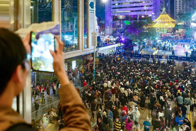 Người dân tập trung tại khu trung tâm thành phố ở Đặc khu Hồng Kông - Trung Quốc ngay trước thềm giao thừa năm 2026 - Ảnh: SCMP