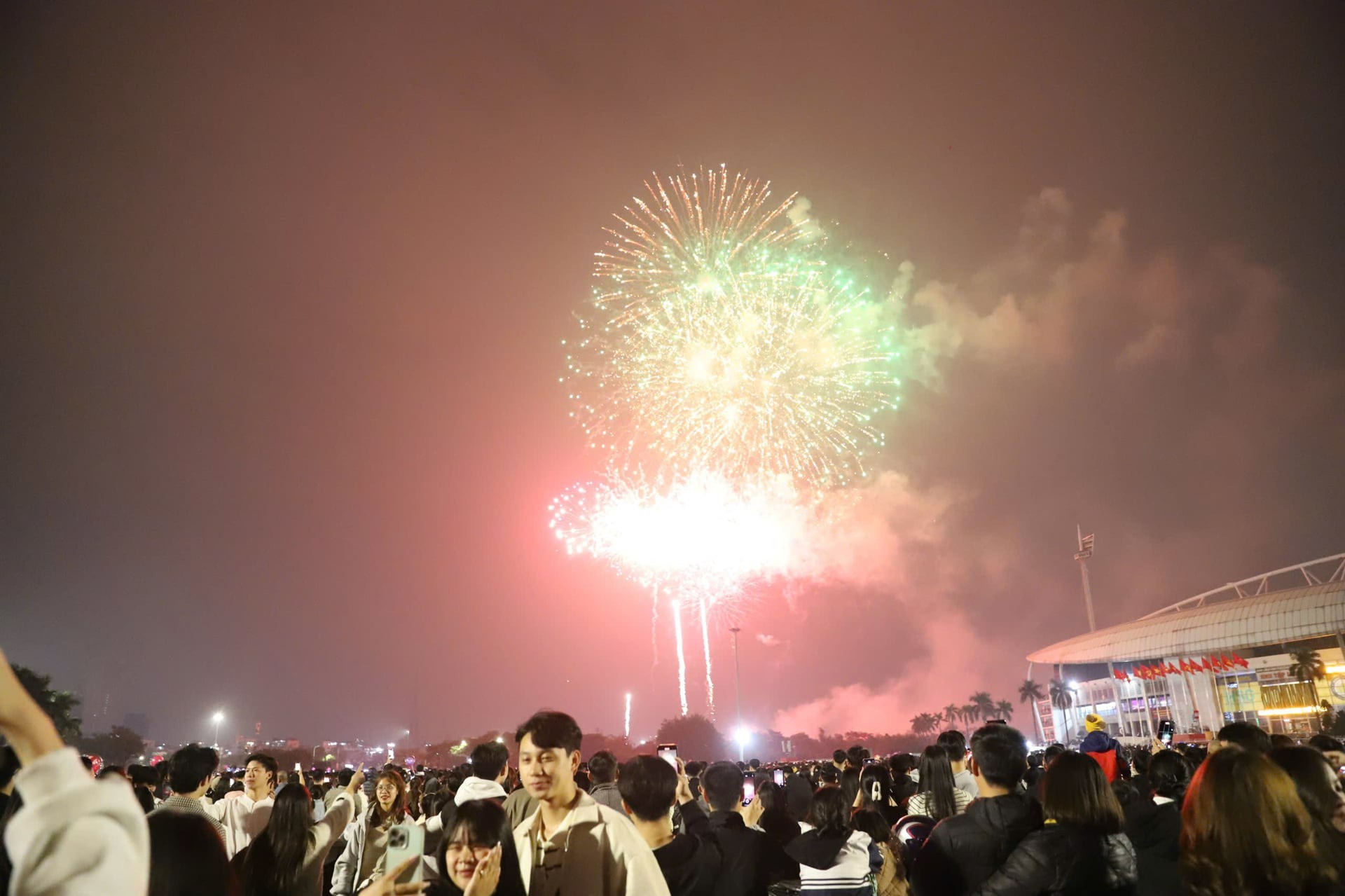 Mãn nhãn màn bắn pháo hoa rực rỡ chào đón năm mới 2026 trên khắp cả nước - 8