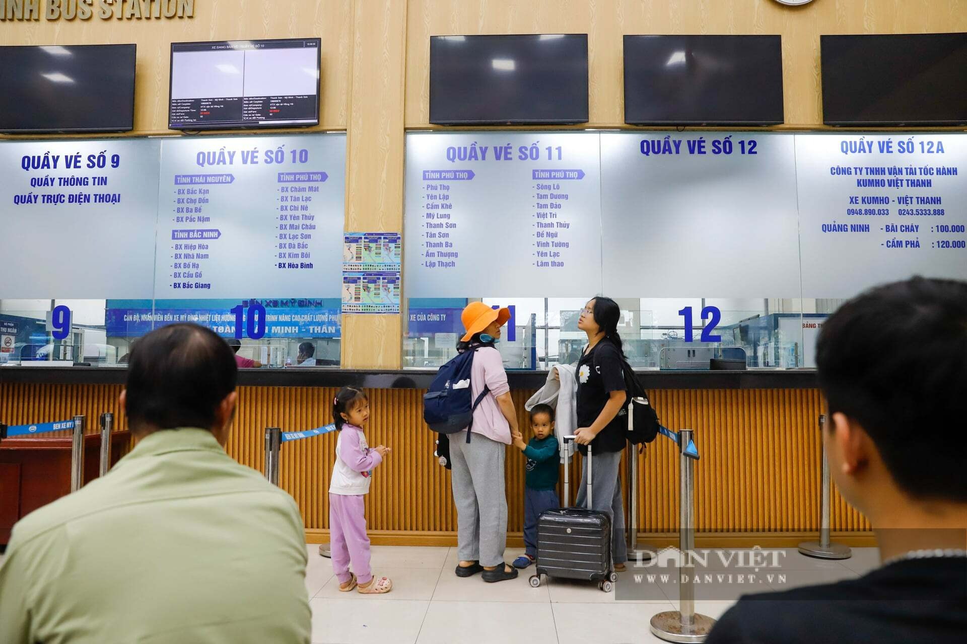 Bến xe tại Hà Nội căng như dây đàn, khách vẫn vui như Tết vì được xả hơi 4 ngày nghỉ - 3