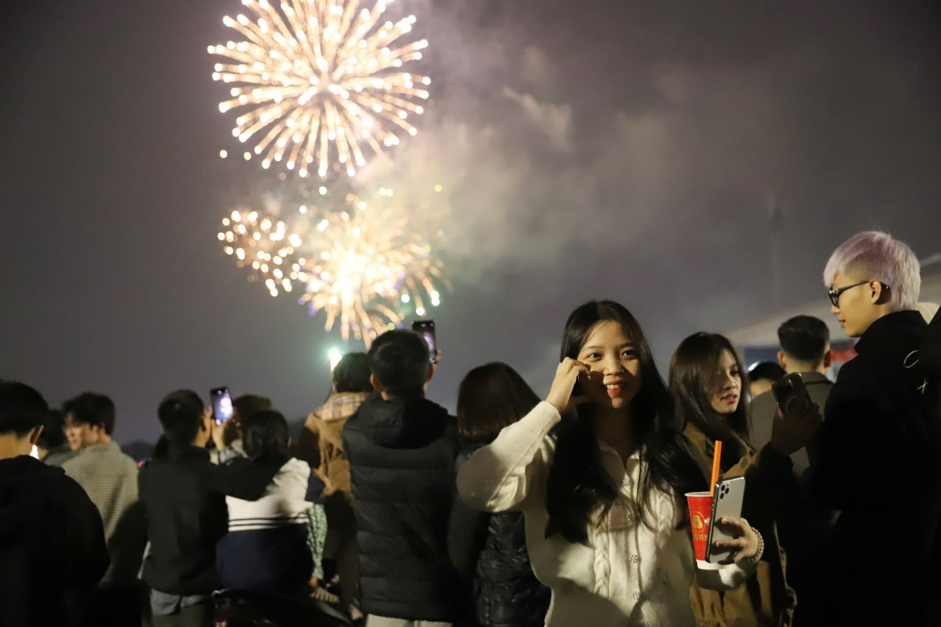 Mãn nhãn màn bắn pháo hoa rực rỡ chào đón năm mới 2026 trên khắp cả nước - 9