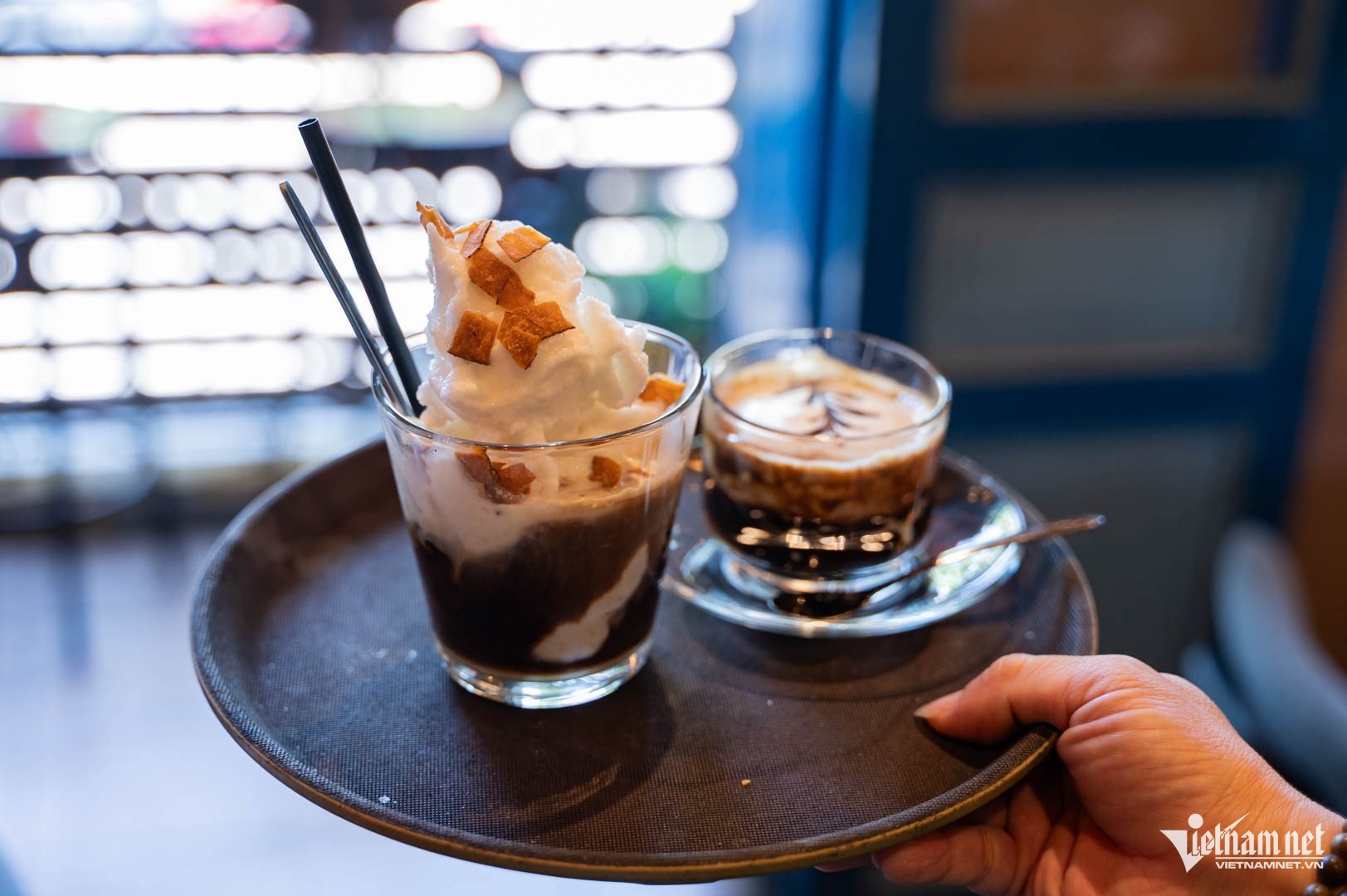 Quán cà phê có vị trí đắc địa ngắm Hồ Gươm