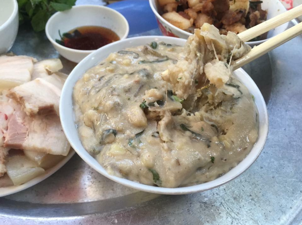 Món canh chuối trong mâm cỗ Ninh Bình đánh càng nhuyễn càng ngon, nhìn giống cháo nhưng ăn rất ngậy, béo. Ảnh: Hong Thuan Cao