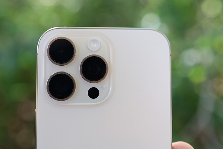 Hãy thường xuyên lau chùi ống kính camera trên iPhone.