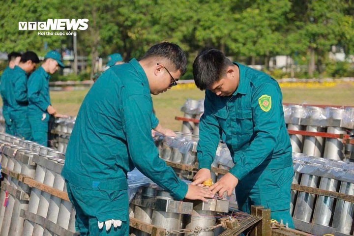 Chuẩn bị bắn pháo hoa ở phường Thủ Dầu Một, TP.HCM. (Ảnh: Thy Huệ)