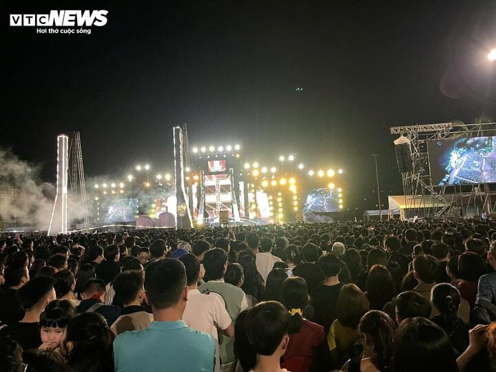 Trước thời khắc chuyển giao giữa năm cũ và năm mới, nhiều địa điểm ở TP Đà Nẵng tập trung rất đông người dân và du khách. Trong ảnh là hàng nghìn người theo dõi chương trình đại nhạc hội. (Ảnh: Thanh Ba)