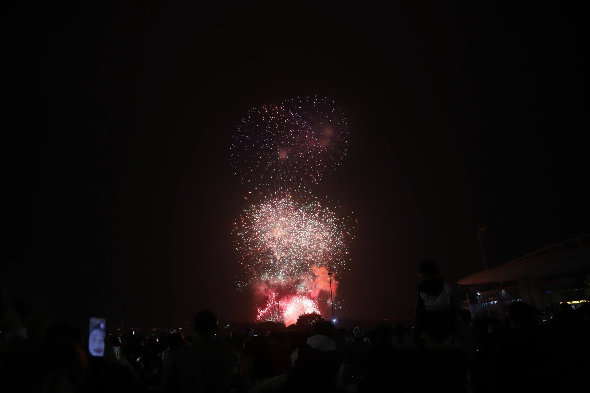 Mãn nhãn màn bắn pháo hoa rực rỡ chào đón năm mới 2026 trên khắp cả nước - 10