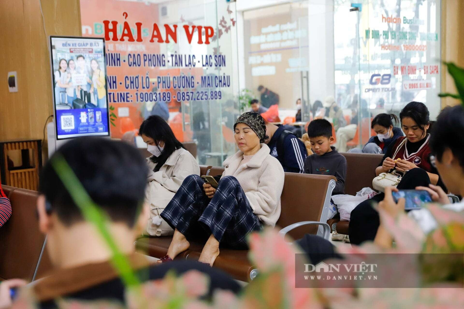 Bến xe tại Hà Nội căng như dây đàn, khách vẫn vui như Tết vì được xả hơi 4 ngày nghỉ - 6