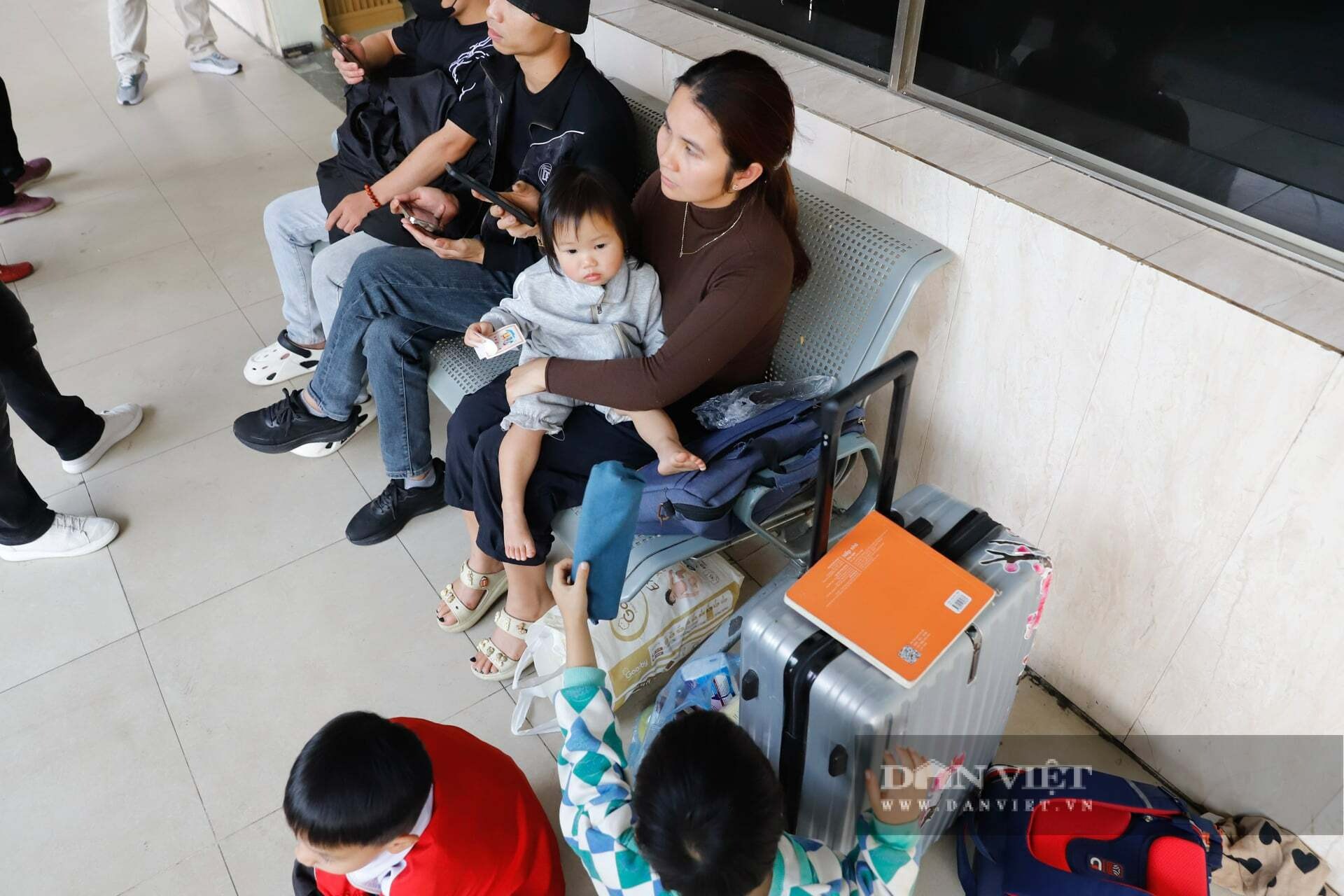 Bến xe tại Hà Nội căng như dây đàn, khách vẫn vui như Tết vì được xả hơi 4 ngày nghỉ - 10