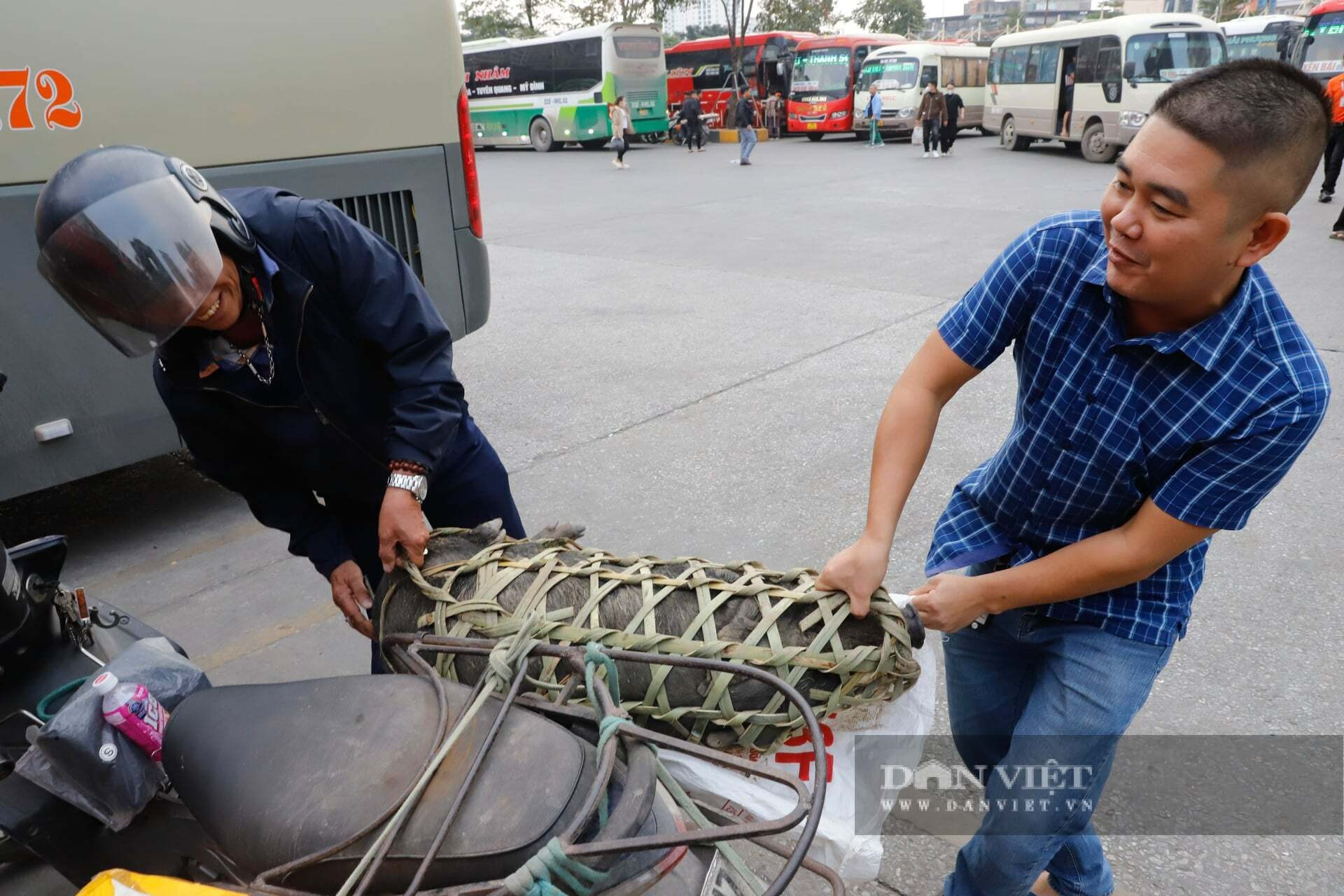 Bến xe tại Hà Nội căng như dây đàn, khách vẫn vui như Tết vì được xả hơi 4 ngày nghỉ - 11