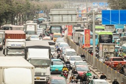 Đường Hà Nội kẹt cứng trong ngày làm việc cuối cùng của năm 2025