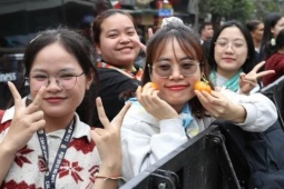 Xếp hàng, trải bạt từ trưa chờ đếm ngược ở bờ hồ Hà Nội