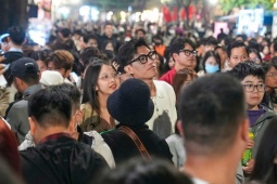 Biển người đổ về Hồ Gươm chờ đón năm mới 2026