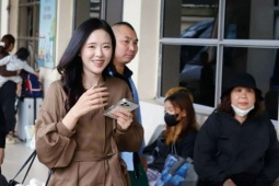 Bến xe tại Hà Nội căng như dây đàn, khách vẫn vui như Tết vì được xả hơi 4 ngày nghỉ