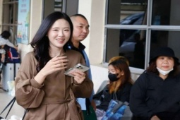 Bến xe tại Hà Nội căng như dây đàn, khách vẫn vui như Tết vì được xả hơi 4 ngày nghỉ