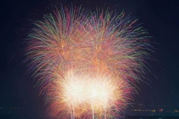 Mãn nhãn màn bắn pháo hoa rực rỡ chào đón năm mới 2026 trên khắp cả nước