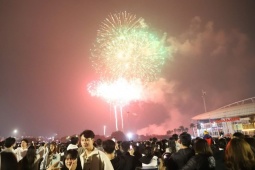 Mãn nhãn màn bắn pháo hoa rực rỡ chào đón năm mới 2026 trên khắp cả nước