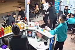 Tạm giữ hình sự 3 kẻ đánh hội đồng nam thanh niên do mâu thuẫn sạc xe điện