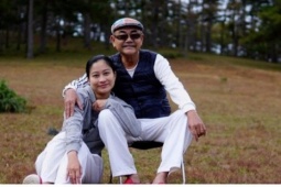 Sao Việt 31/12: NSND Việt Anh và vợ 9X dạo chơi Đà Lạt