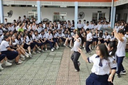 Từ 1-2026, trường học từ cấp THCS ở TPHCM hạn chế dùng điện thoại giờ ra chơi