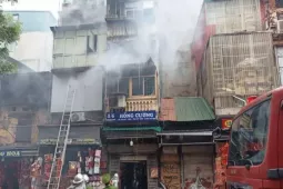 Hà Nội: Cháy nhà trên phố Hàng Mã, một người trèo ra mái hiên tầng 3 ngã xuống đường