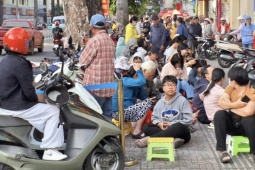 Vàng lao dốc khỏi đỉnh cao, người dân xếp hàng mua từ tờ mờ sáng