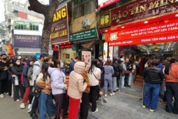 Giá vàng hôm nay mới nhất (31/12) tiếp đà giảm sâu: Người mua vẫn xếp hàng, nhà vàng lại "cháy hàng"