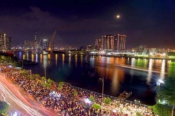 Đón chào năm mới 2026: Biển người đổ về khu vực trung tâm trước thời khắc giao thừa