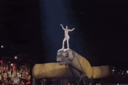 Nữ ca sĩ cưỡi mãng xà dài 30 m trước 40.000 người