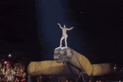 Nữ ca sĩ cưỡi mãng xà dài 30 m trước 40.000 người