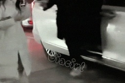 Một nam ca sĩ túm tóc, đấm hai cô gái liên tiếp ở ga tàu