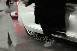 Một nam ca sĩ túm tóc, đấm hai cô gái liên tiếp ở ga tàu