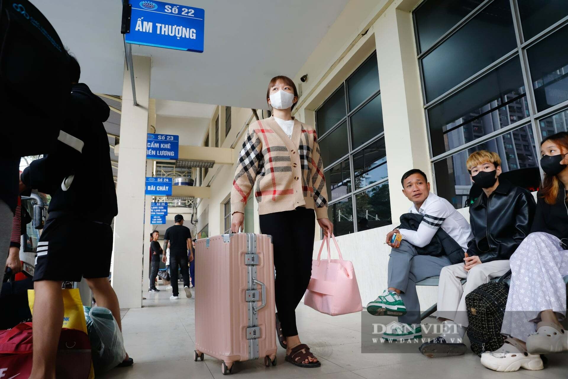 Bến xe tại Hà Nội căng như dây đàn, khách vẫn vui như Tết vì được xả hơi 4 ngày nghỉ - 12