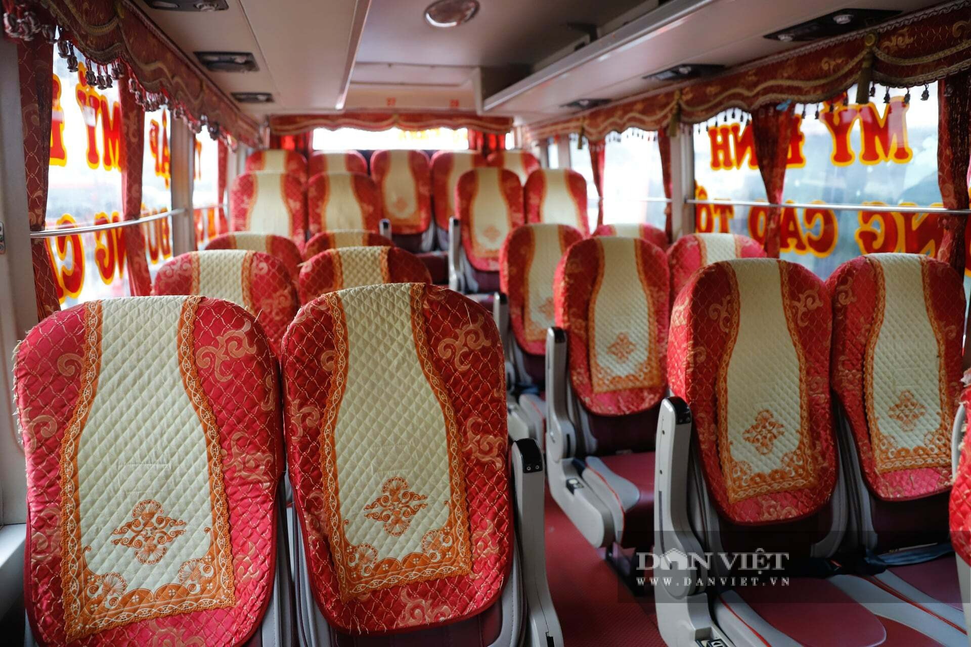 Bến xe tại Hà Nội căng như dây đàn, khách vẫn vui như Tết vì được xả hơi 4 ngày nghỉ - 15