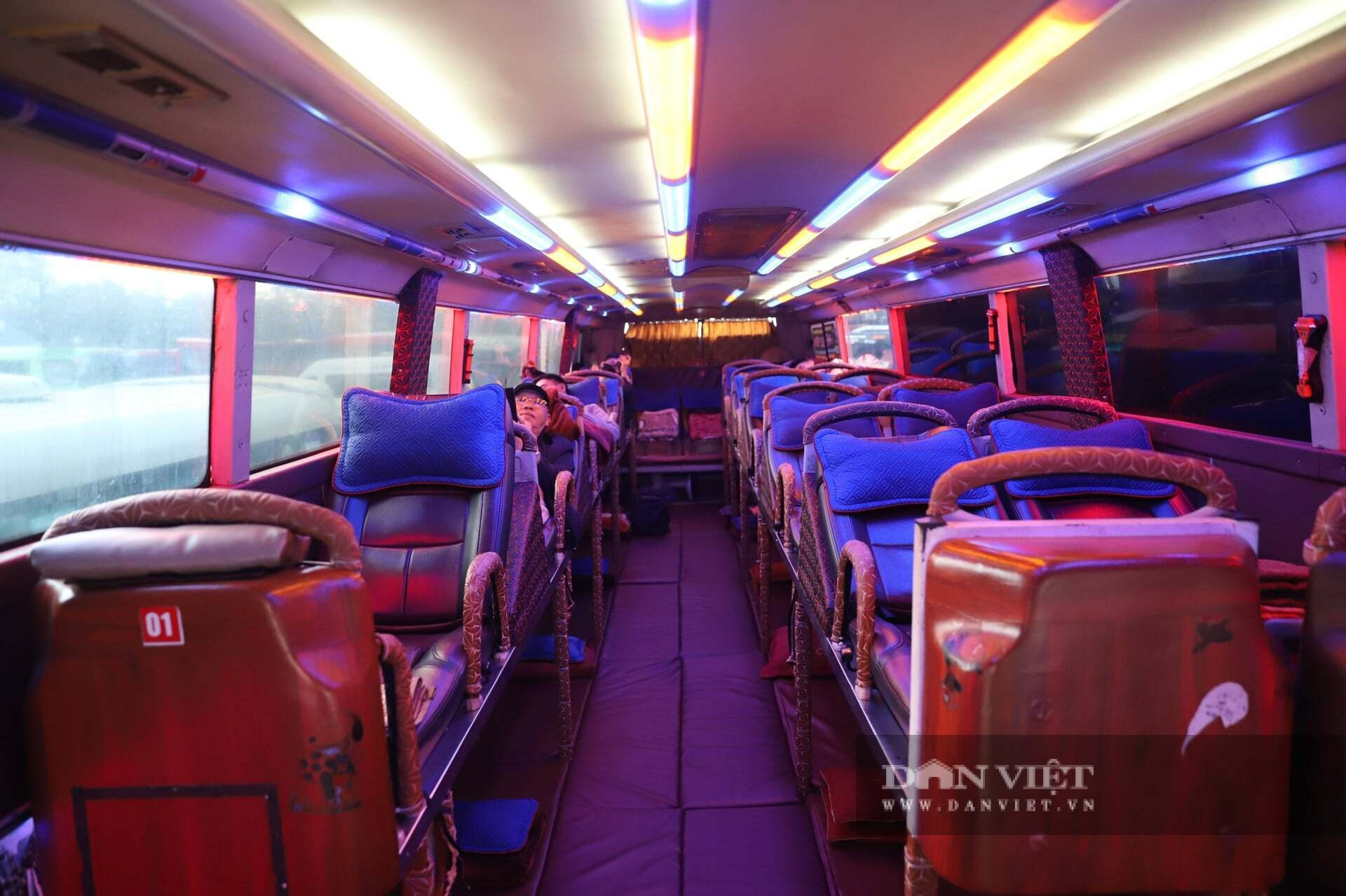 Bến xe tại Hà Nội căng như dây đàn, khách vẫn vui như Tết vì được xả hơi 4 ngày nghỉ - 16