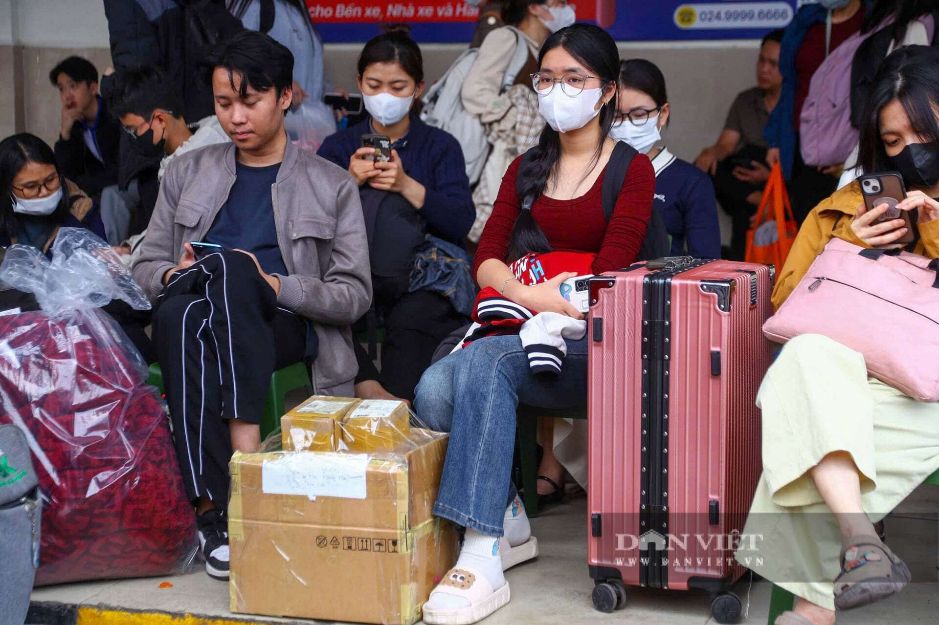 Bến xe tại Hà Nội căng như dây đàn, khách vẫn vui như Tết vì được xả hơi 4 ngày nghỉ - 19