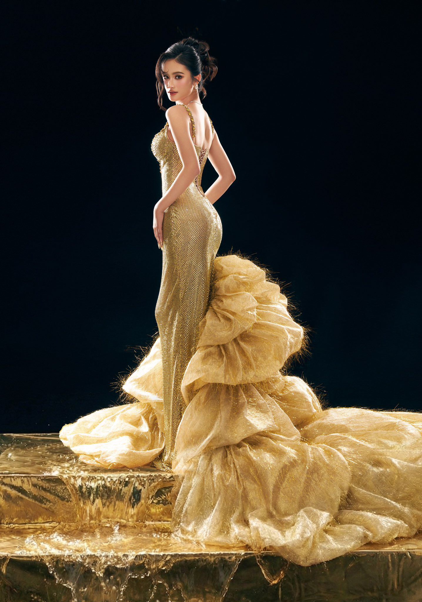 Hình ảnh trưởng thành của Ý Nhi sau 2 năm đăng quang.