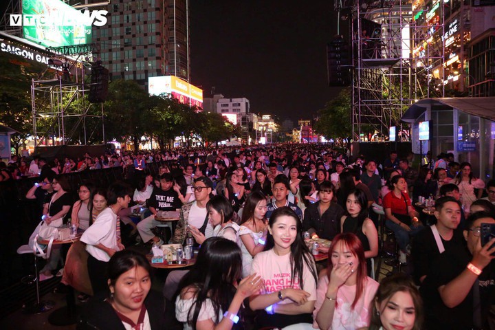 Phố đi bộ đường Nguyễn Huệ, TP.HCM ken chặt người. (Ảnh: Lương Ý)