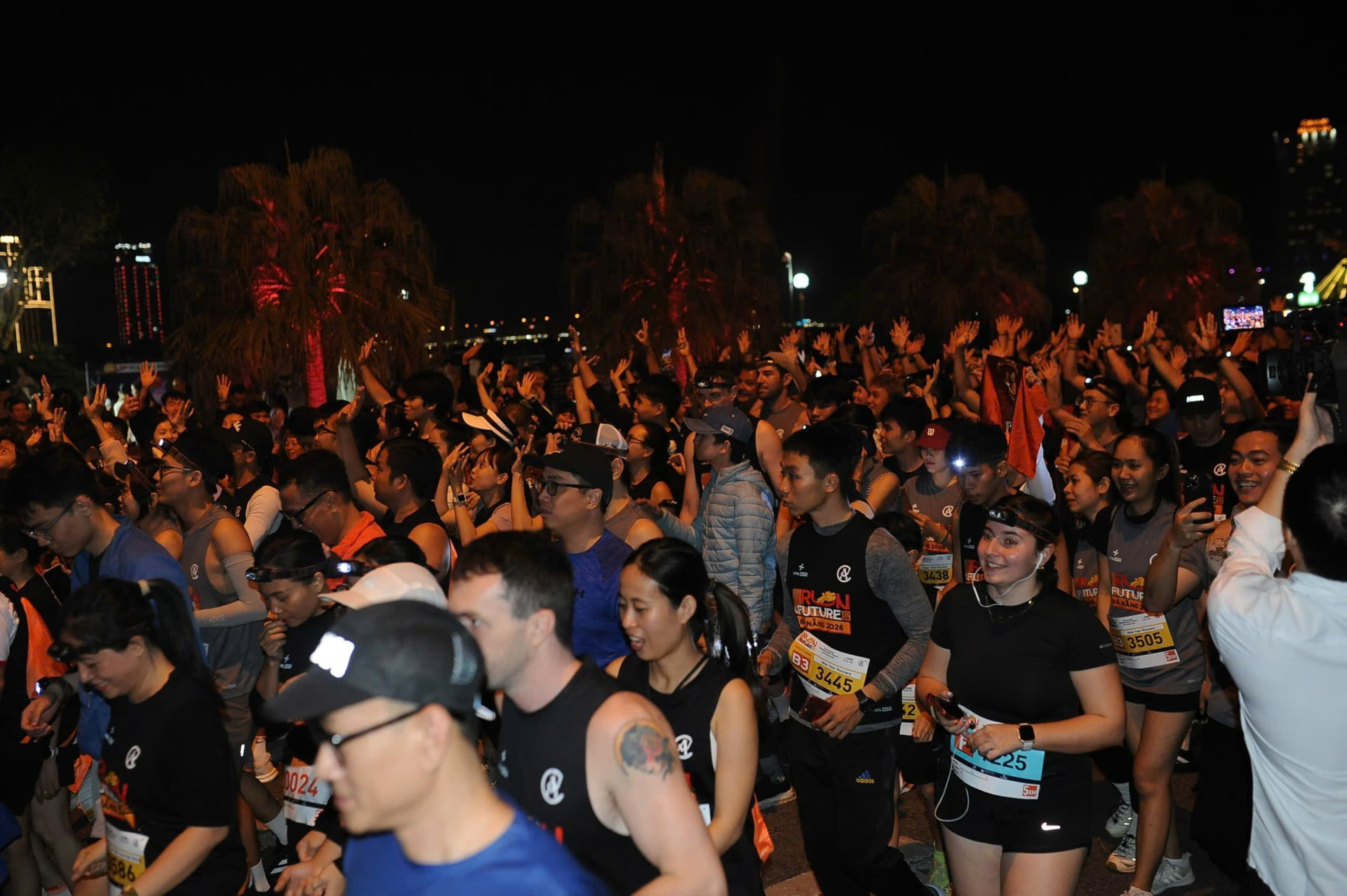 Mãn nhãn màn bắn pháo hoa rực rỡ chào đón năm mới 2026 trên khắp cả nước - 31