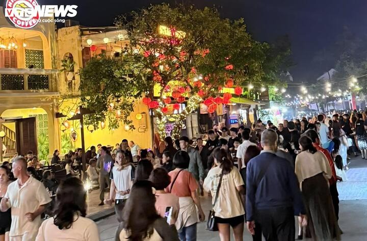 22h, các tuyến đường trong khu phố cổ Hội An ken đặc bước chân du khách. Nhiều khách Tây bày tỏ sự hào hứng khi đón năm mới ở Việt Nam. (Ảnh: Thanh Ba)