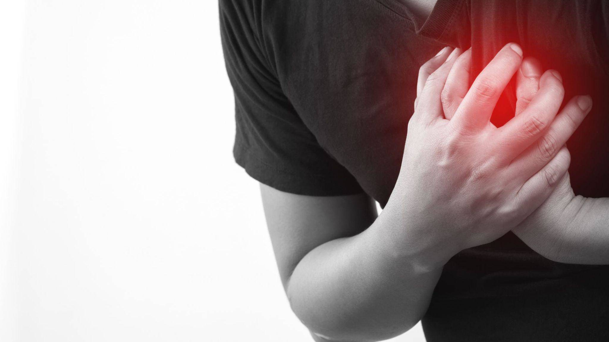 Khi thấy xuất hiện tình trạng đau ngực dữ dội người dân nên đi khám ngay