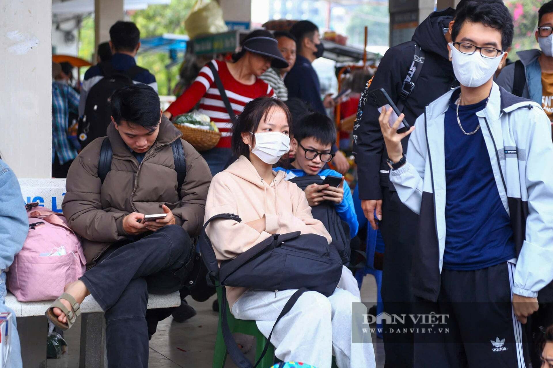 Bến xe tại Hà Nội căng như dây đàn, khách vẫn vui như Tết vì được xả hơi 4 ngày nghỉ - 20