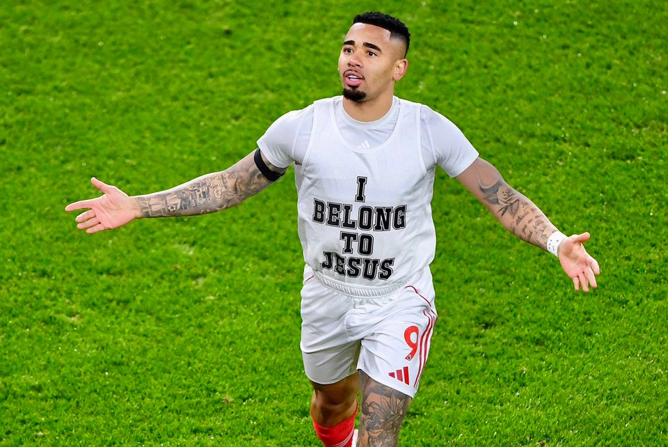 Jesus lấy lại được phong độ là ngày Gyokeres lên ghế dự bị