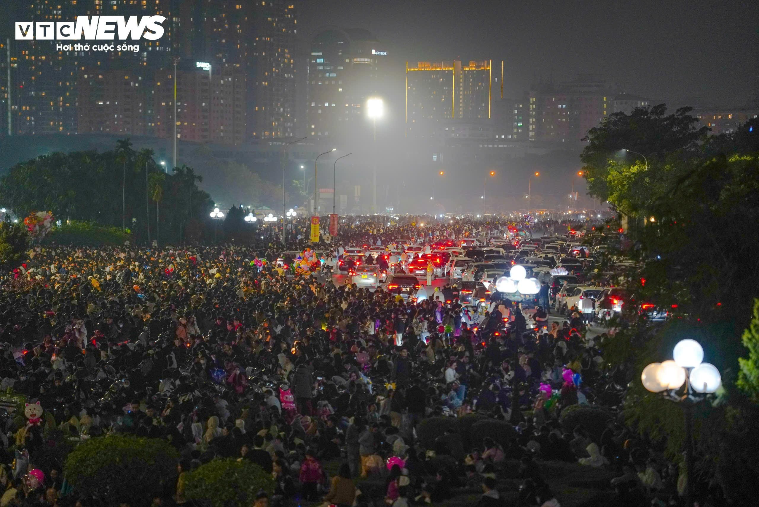 Người dân chờ xem bắn pháo hoa tại Mỹ Đình.