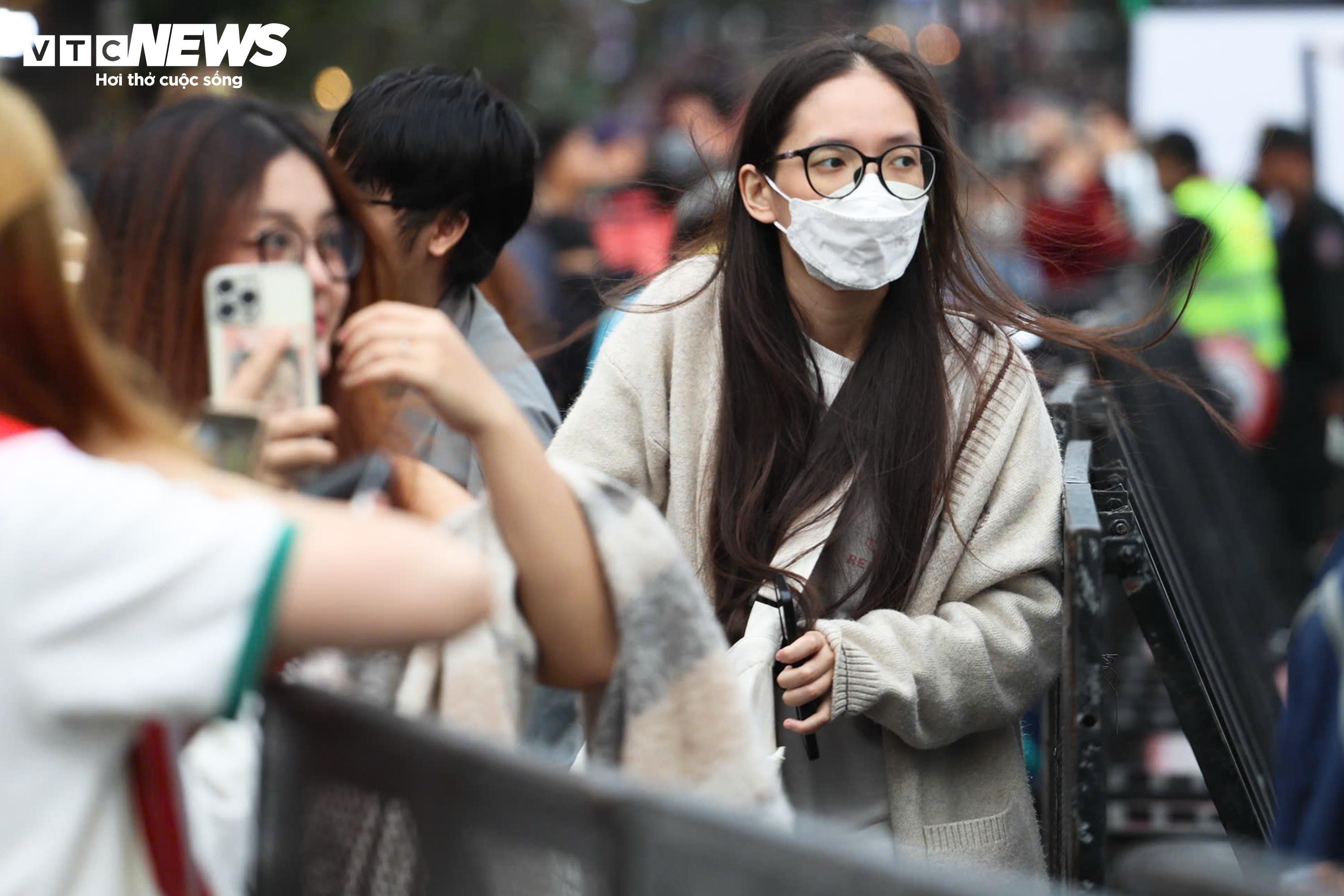 Đường Hà Nội kẹt cứng trong ngày làm việc cuối cùng của năm 2025 - 14