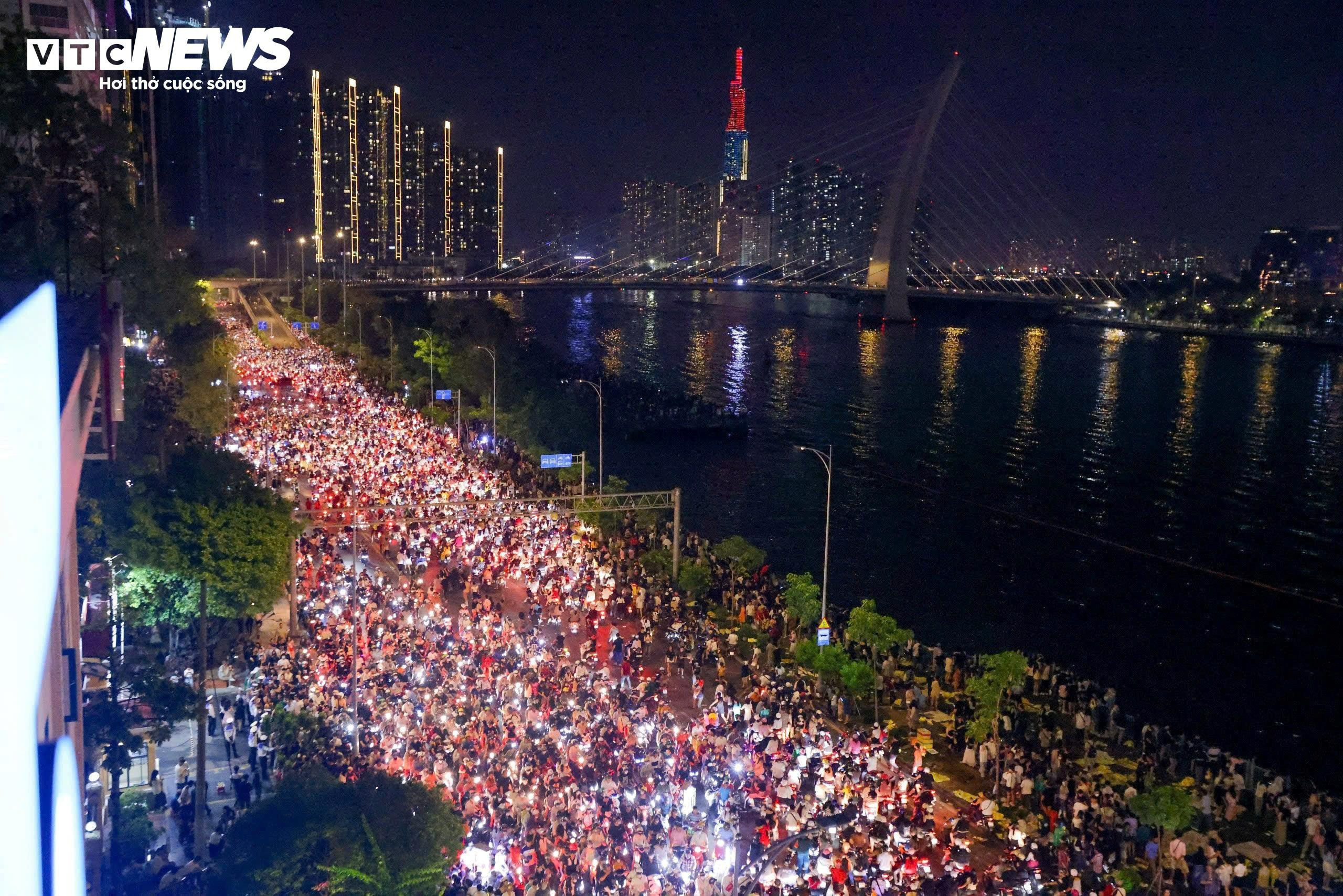 Dòng người đổ về khu vực bến Bạch Đằng. (Ảnh: Lương Ý)