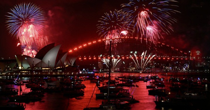 Pháo hoa chính thức thắp sáng bầu trời Cầu cảng Sydney với màn trình diễn pháo hoa đầu tiên trong chương trình chào đón năm mới tại Australia. (Ảnh: Getty)