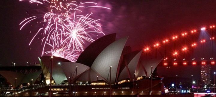 Màn trình diễn pháo hoa đầu tiên có tên gọi là "Pháo hoa gia đình", diễn ra 3 giờ trước màn trình diễn chính thức vào lúc nửa đêm. (Ảnh: Getty)