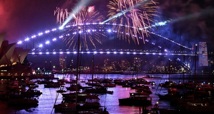 Người dân Australia đã đổ ra đường để chờ đón thời khắc đặc biệt. (Ảnh: Getty)