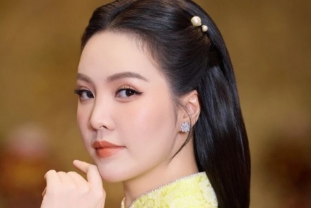 Á hậu Thụy Vân chạy show ngày cuối năm